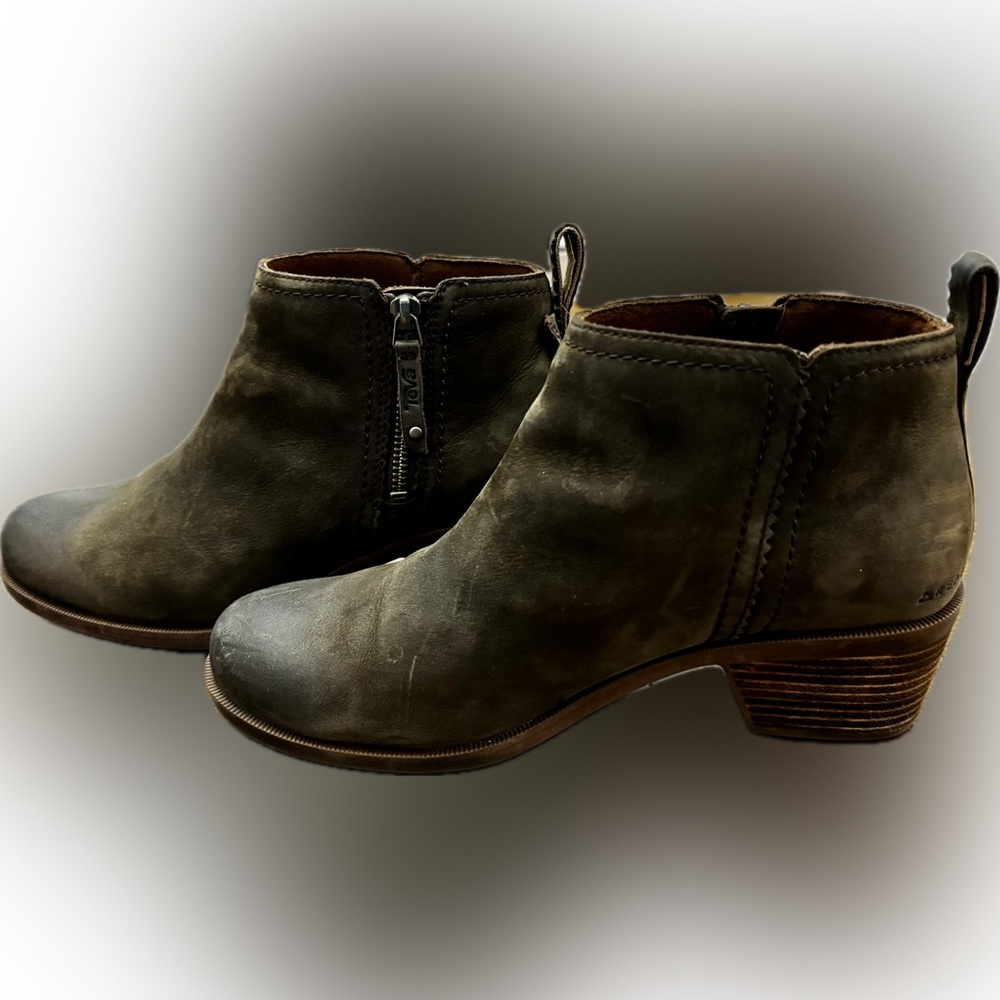 Women's Teva Brown Waterproof Suede Ankle Boots size 9